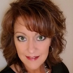 headshot for Lynn Peters