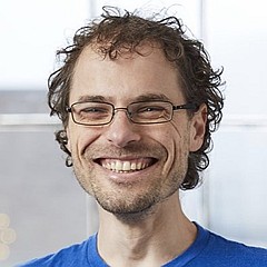 headshot for Simon Ratner
